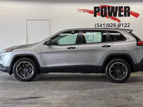 Used 2017 Jeep Cherokee Sport FWD image 6