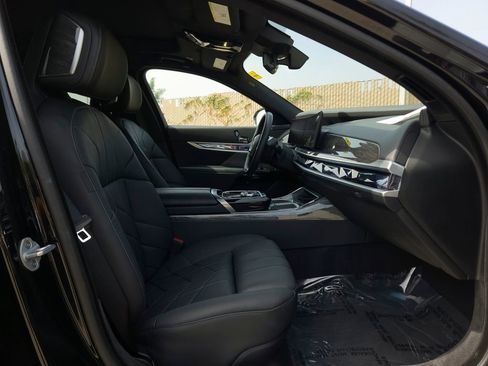 Used 2024 BMW i7 eDrive50 image 21