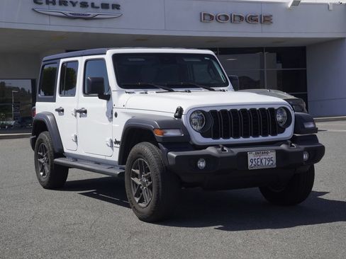 Used 2025 Jeep Wrangler Unlimited Sport AWD/4WD image 2