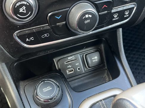 Used 2015 Jeep Cherokee Latitude w/ Cold Weather Group image 30
