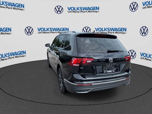 Used 2024 Volkswagen Tiguan SE w/ Panoramic Sunroof Package FWD image 12