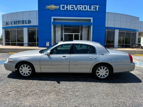 Used 2006 Lincoln Town Car Signature Limited RWD image 1