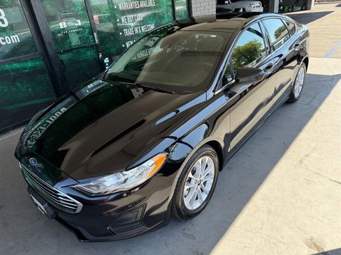 Used 2020 Ford Fusion SE image 2