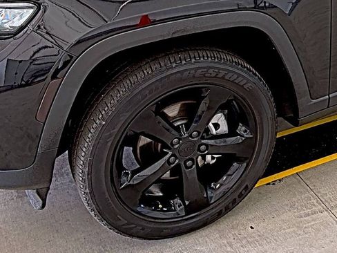 Certified 2023 Jeep Grand Cherokee Altitude image 17