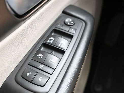 Used 2017 Chrysler Pacifica Touring-L image 25