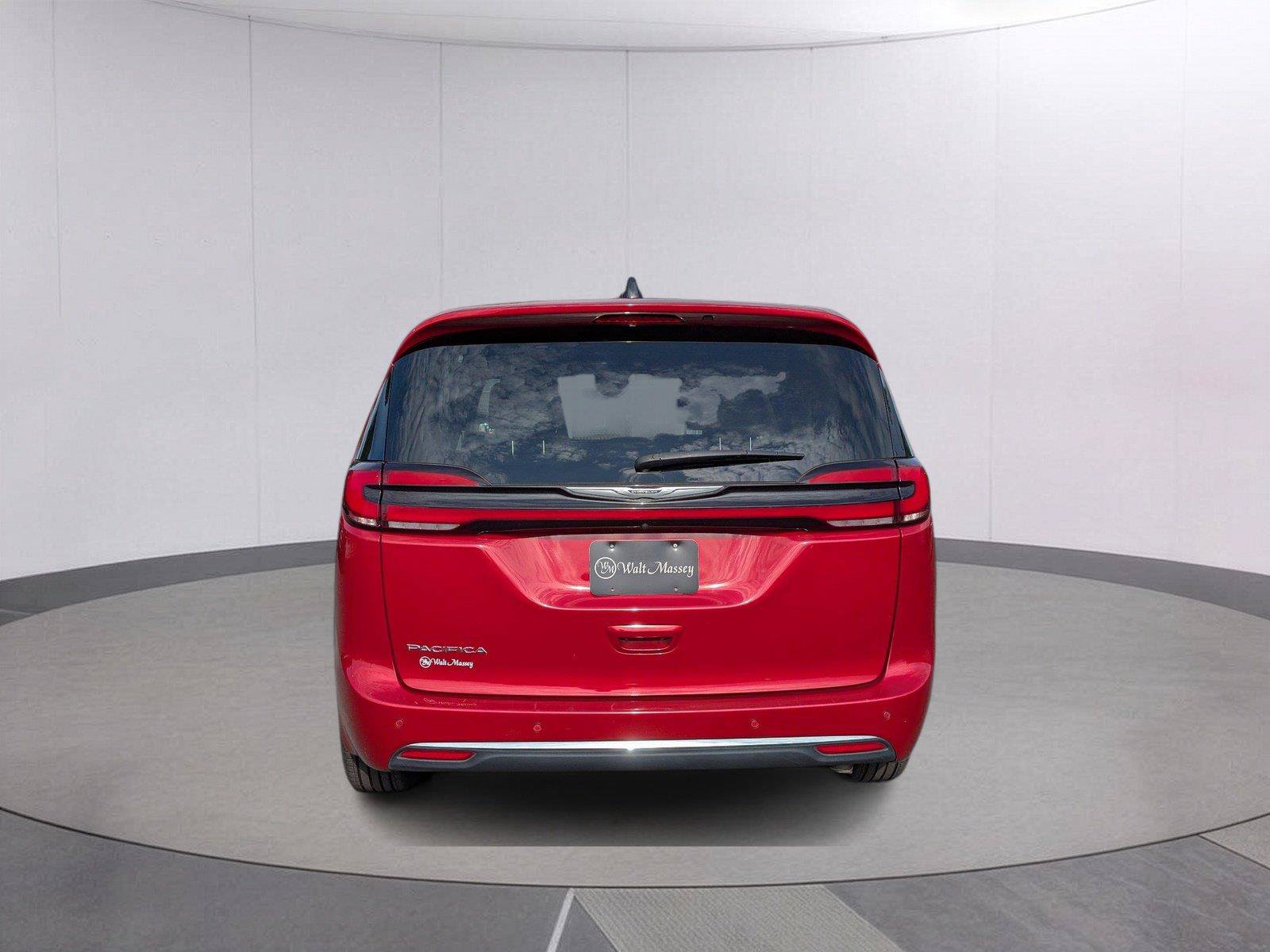 Used 2024 Chrysler Pacifica Touring-L FWD image 6