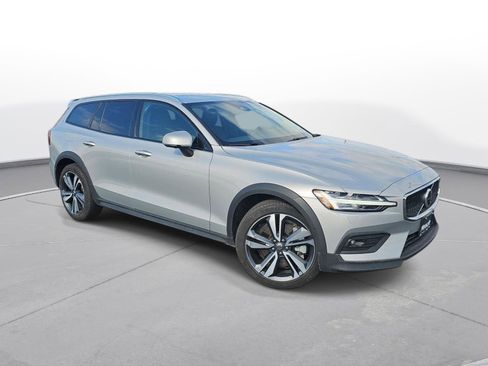 Used 2025 Volvo V60 B5 Cross Country Plus image 4