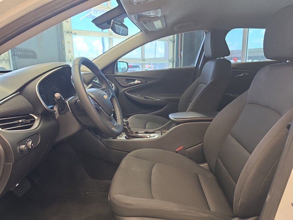 Used 2025 Chevrolet Malibu RS FWD image 32