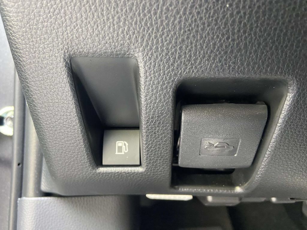 Used 2025 Toyota RAV4 XLE AWD/4WD image 26