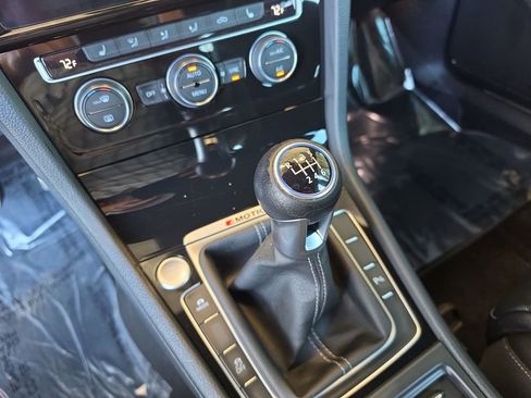 Used 2019 Volkswagen Golf R 4-Door image 18