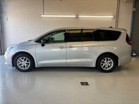 Used 2024 Chrysler Pacifica Touring-L FWD image 1