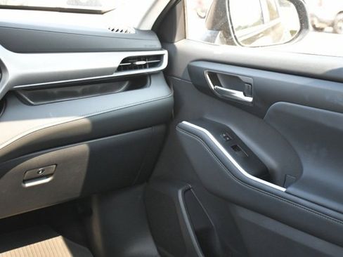 Used 2025 Toyota Highlander XLE image 14