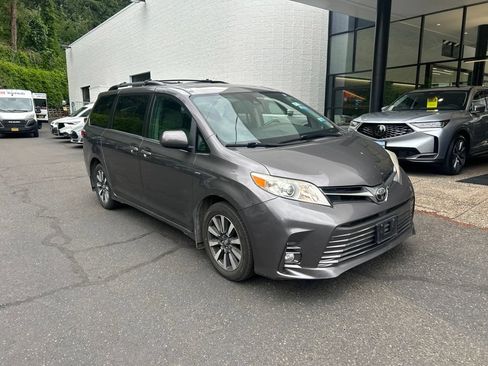 Used 2018 Toyota Sienna XLE AWD/4WD image 2