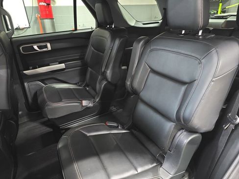 Used 2023 Ford Explorer XLT w/ Equipment Group 202A AWD/4WD image 17