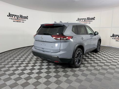 Used 2025 Nissan Rogue SL w/ Tech Package image 9