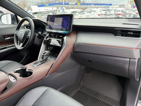 Used 2024 Toyota Venza XLE image 38