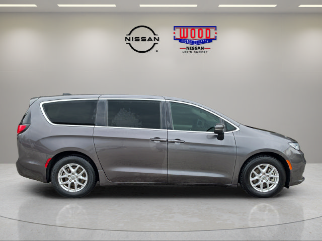 Used 2023 Chrysler Pacifica Touring-L FWD image 2