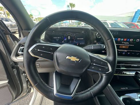 Used 2025 Chevrolet Traverse LT FWD image 21