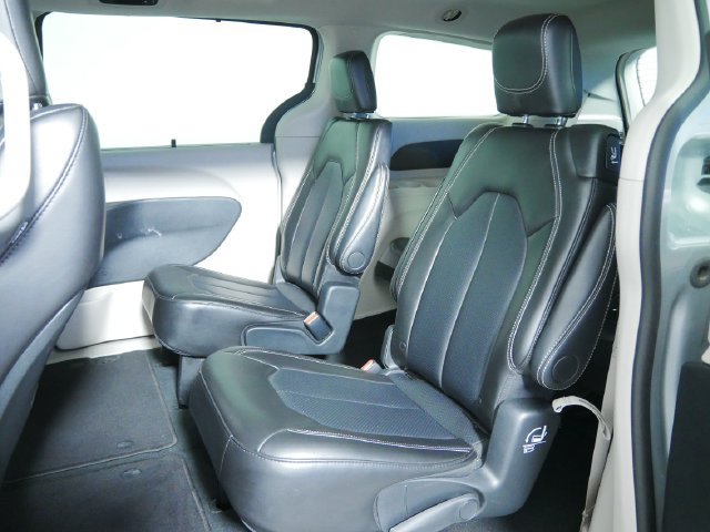 Used 2024 Chrysler Pacifica Touring-L FWD image 17