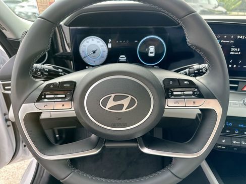 New 2025 Hyundai Elantra Limited image 35