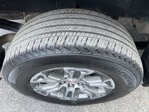 Used 2025 GMC Sierra 1500 SLT image 5