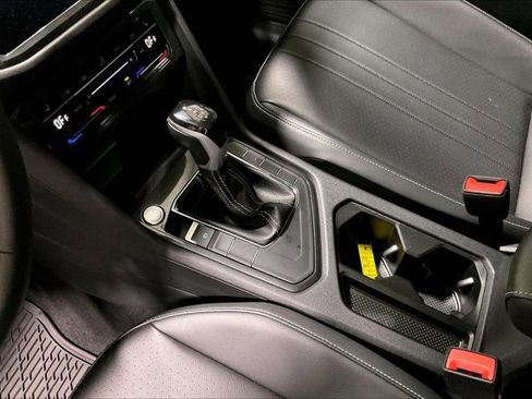 Used 2024 Volkswagen Tiguan SE w/ Panoramic Sunroof Package FWD image 17