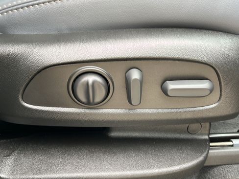 Used 2023 Buick Enclave Essence FWD image 16
