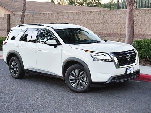 Used 2023 Nissan Pathfinder SV image 3