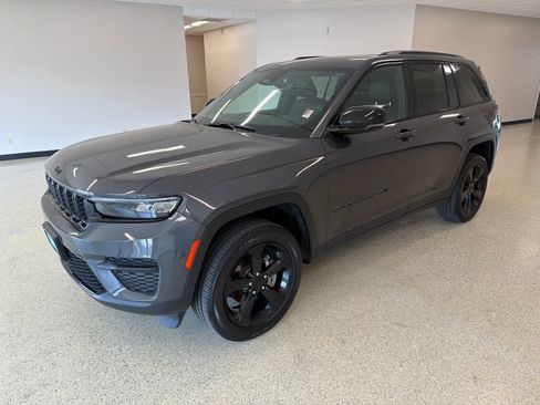 Used 2024 Jeep Grand Cherokee Altitude AWD/4WD image 1
