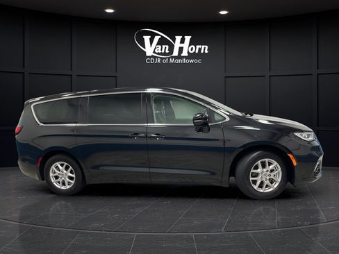 Used 2024 Chrysler Pacifica Touring-L FWD image 8