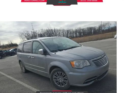 Used 2014 Chrysler Town & Country Touring-L w/ Driver Convenience Group image 2