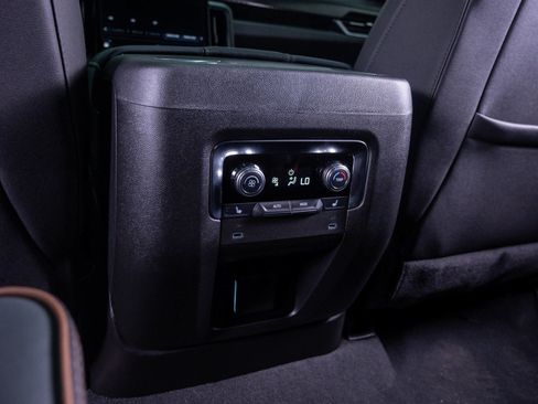 Used 2025 GMC Yukon AT4 w/ AT4 Premium Package AWD/4WD image 18