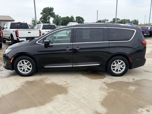 Used 2020 Chrysler Pacifica Touring-L FWD image 35