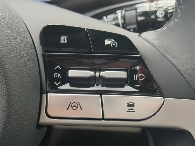 Used 2026 Hyundai Elantra Limited FWD image 25