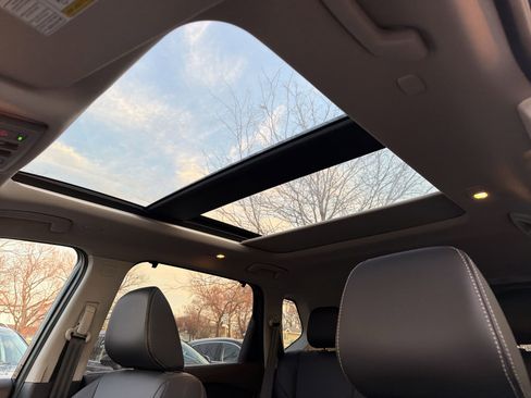 Used 2023 Nissan Rogue SL w/ SL Premium Package image 25