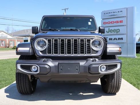 Used 2025 Jeep Wrangler Unlimited Sahara AWD/4WD image 6