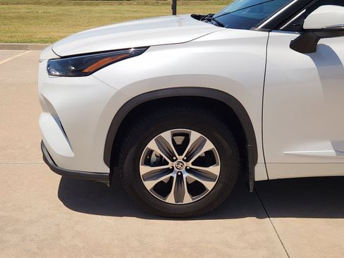 Used 2023 Toyota Highlander XLE FWD image 9