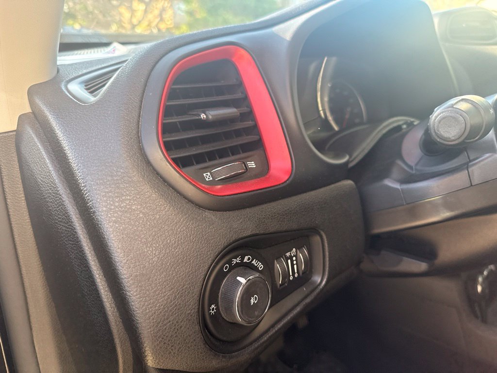 Used 2016 Jeep Renegade Trailhawk AWD/4WD image 13