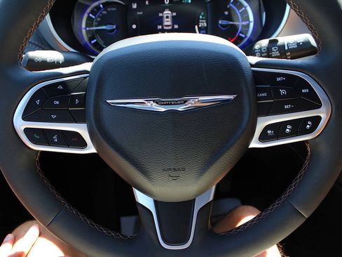 Used 2025 Chrysler Pacifica Pinnacle FWD image 18