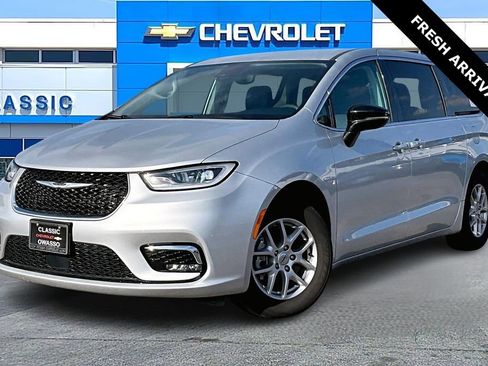 Used 2024 Chrysler Pacifica Touring-L image 3