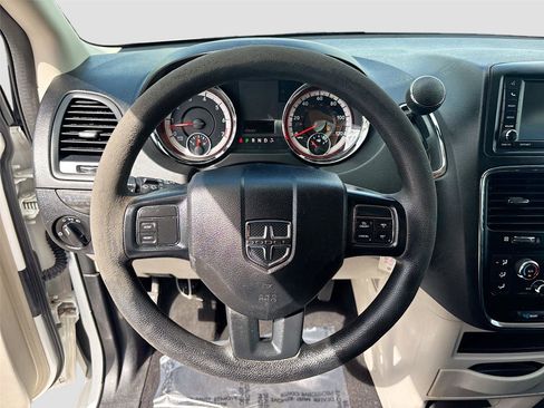 Used 2019 Dodge Grand Caravan SE image 12