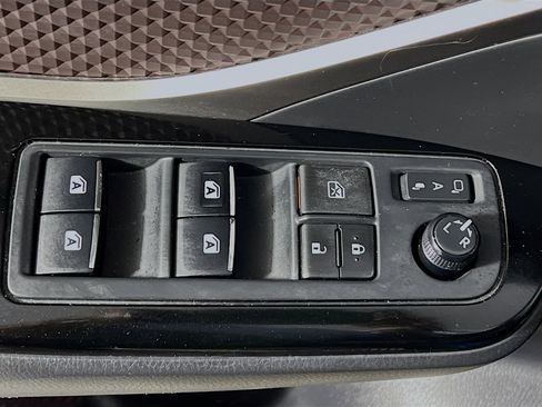 Used 2019 Toyota C-HR Limited image 17