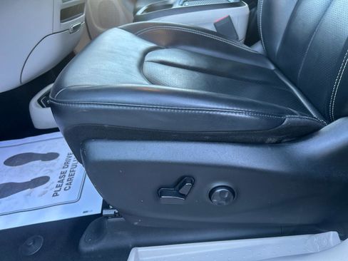 Used 2023 Chrysler Pacifica Touring-L image 7