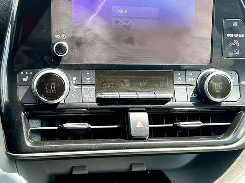 Used 2024 Toyota Highlander XLE FWD image 33