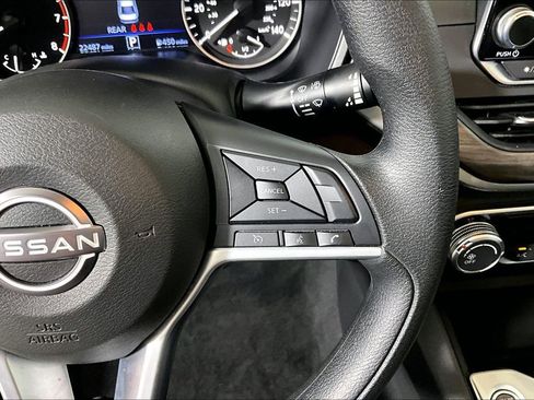 Used 2025 Nissan Altima 2.5 SV FWD image 15