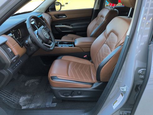 Used 2024 Nissan Pathfinder Platinum image 11