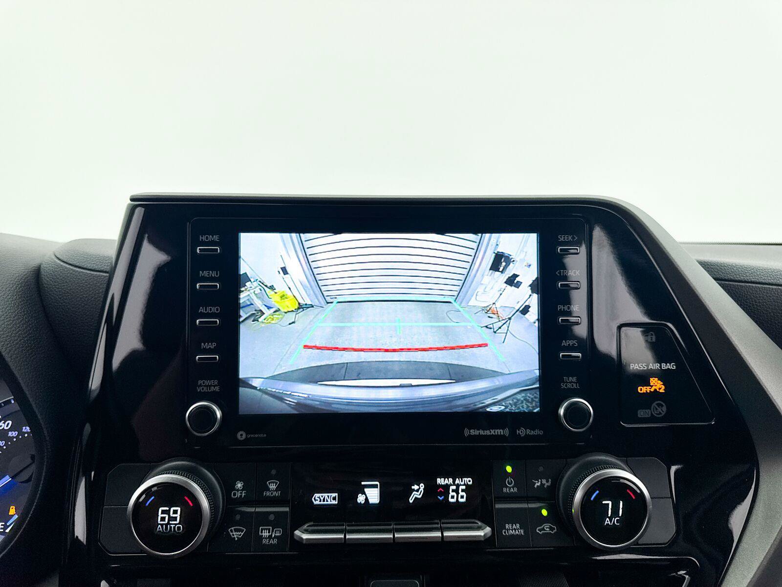 Used 2021 Toyota Highlander LE FWD image 25