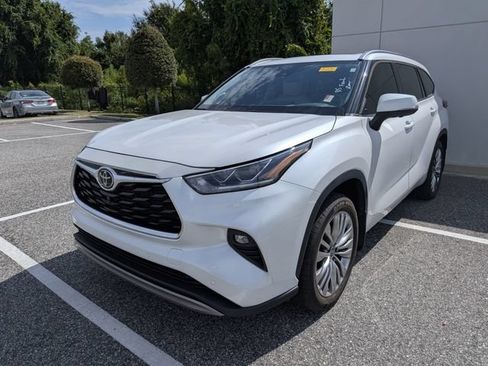Certified 2024 Toyota Highlander Platinum FWD image 2
