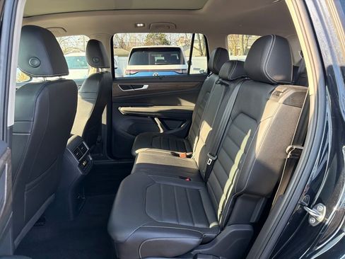 Used 2025 Volkswagen Atlas SEL image 32