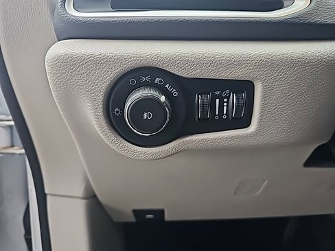 Used 2024 Chrysler Pacifica Touring-L image 15